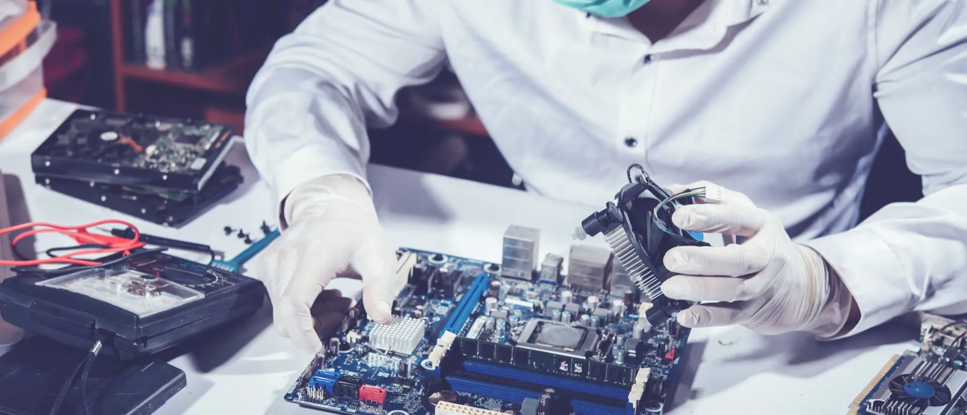 Equipe técnica Perttech em manutenção de placa de nobreak